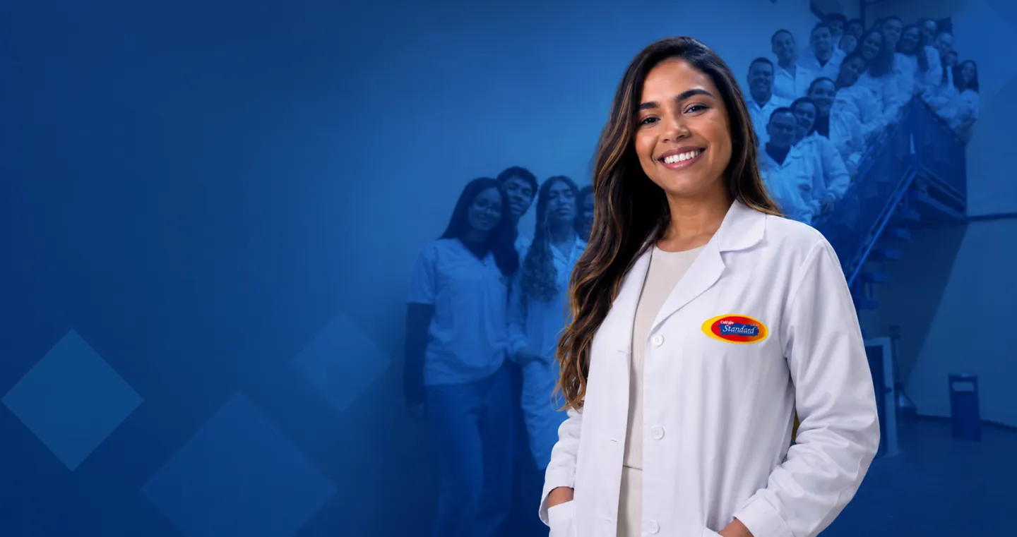 Aluna do Colégio Standard de jaleco branco, com a turma ao fundo