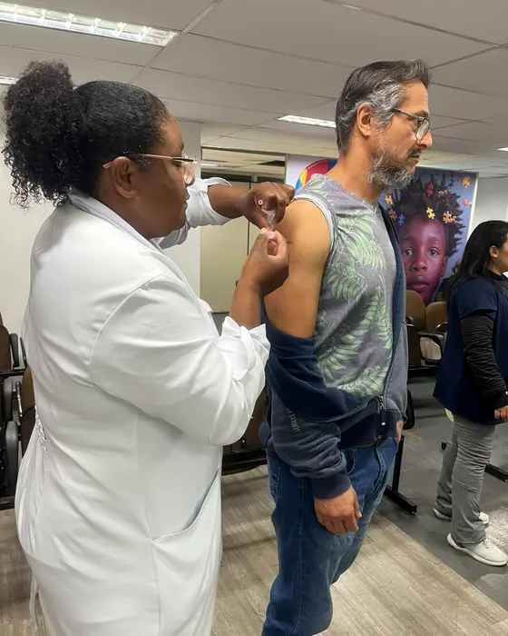 Aluna aplicando vacina em paciente durante prática supervisionada