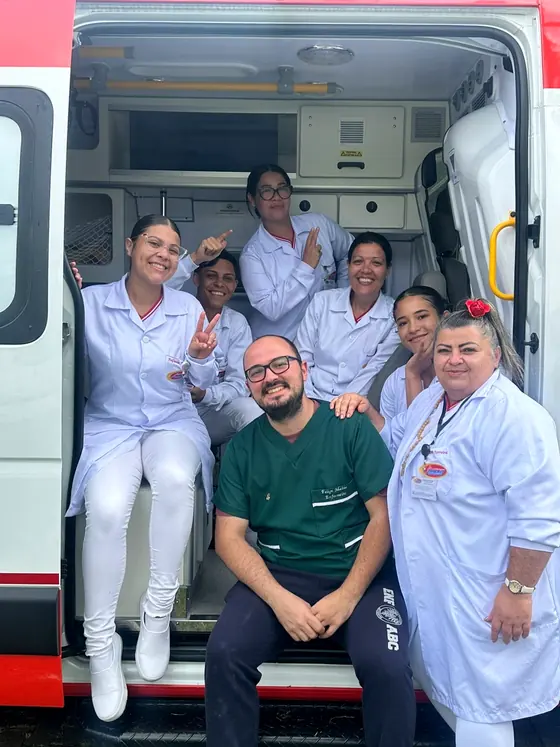 Turma do Colégio Standard reunida na porta de uma ambulância
