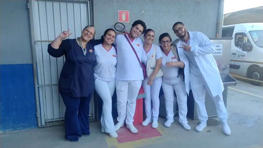 Grupo de alunas e alunos comemorando ao final de uma atividade prática