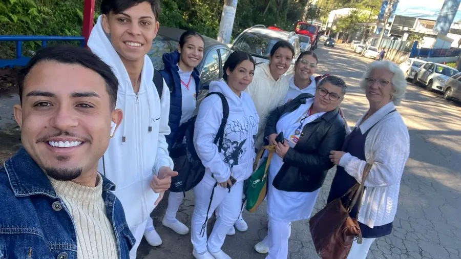 Turma de alunos do Colégio Standard em atividade externa